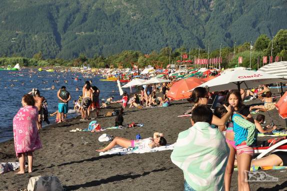 Praia do lago Villarrica cheia em dia ensolarado em Pucón, no sul do Chile